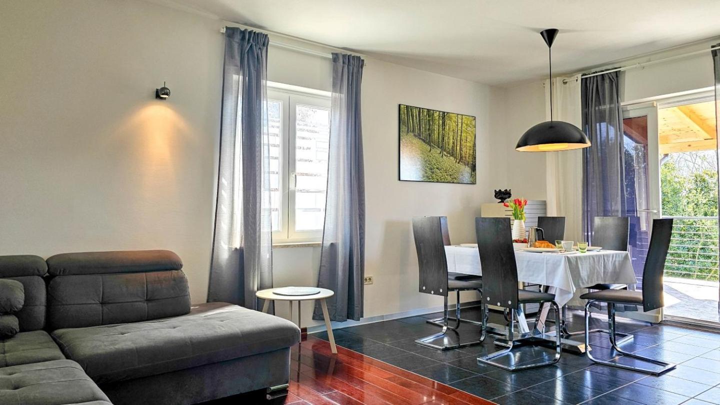 Casa Lutoma Villa Kmeti Ngoại thất bức ảnh